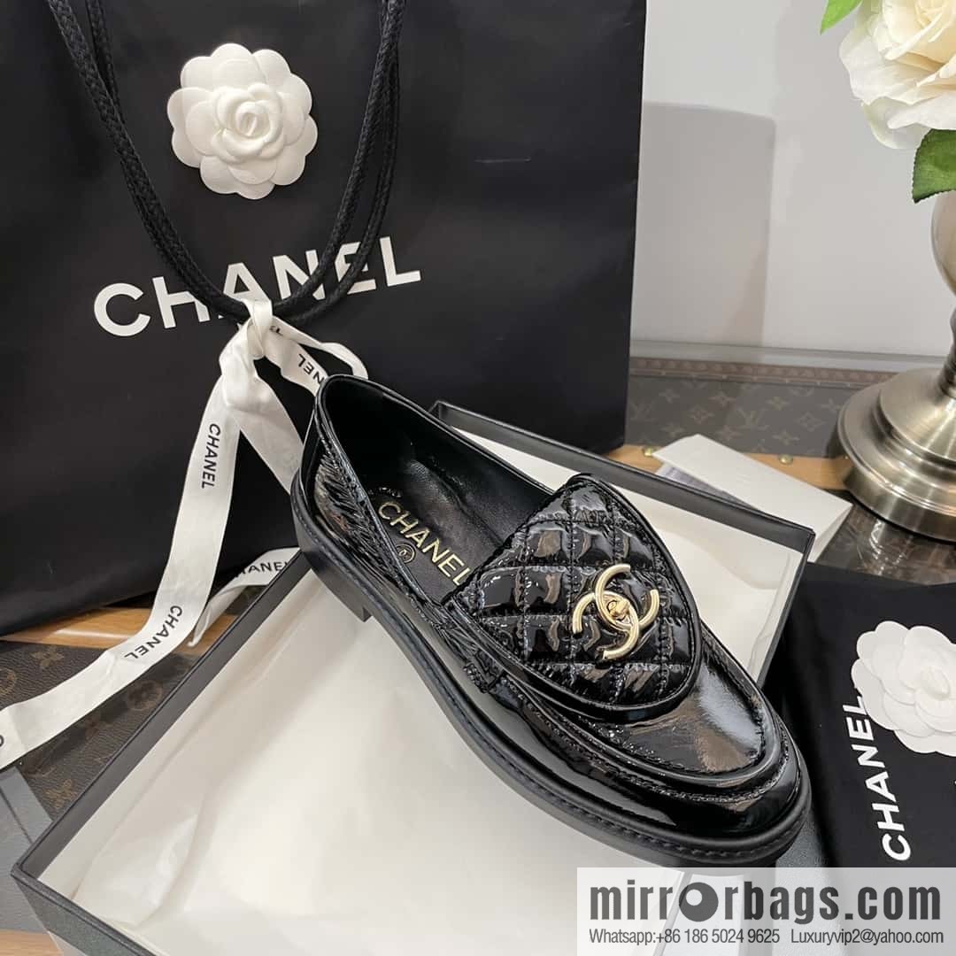 CHANEL Small fragrance medieval diamond, retro patent leather loafers