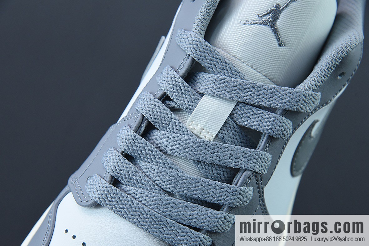 B0F9T3 Air Jordan 1 Low gray and white, oxidized midsole Unisex The same sports shoes item number: 553558-053
