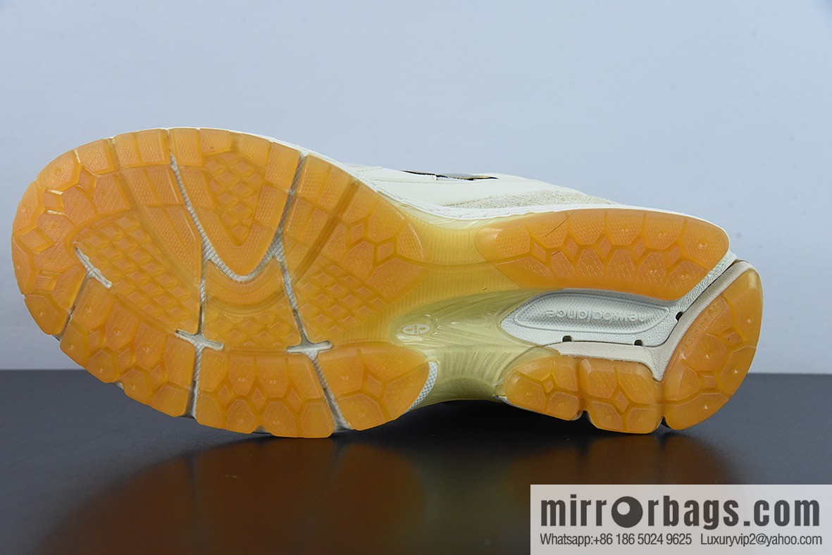 New Balance ML2002 Series Vintage Daddy Style Unisex Casual Shoes Couple Versatile Jogging Shoes Sports Men's Shoes Women's Shoes M2002RJ1