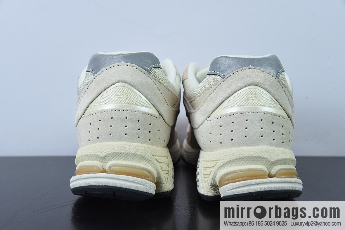 New Balance Refined Future beige 2002 series Vintage casual running shoes, pure original version item number: M2002RCC