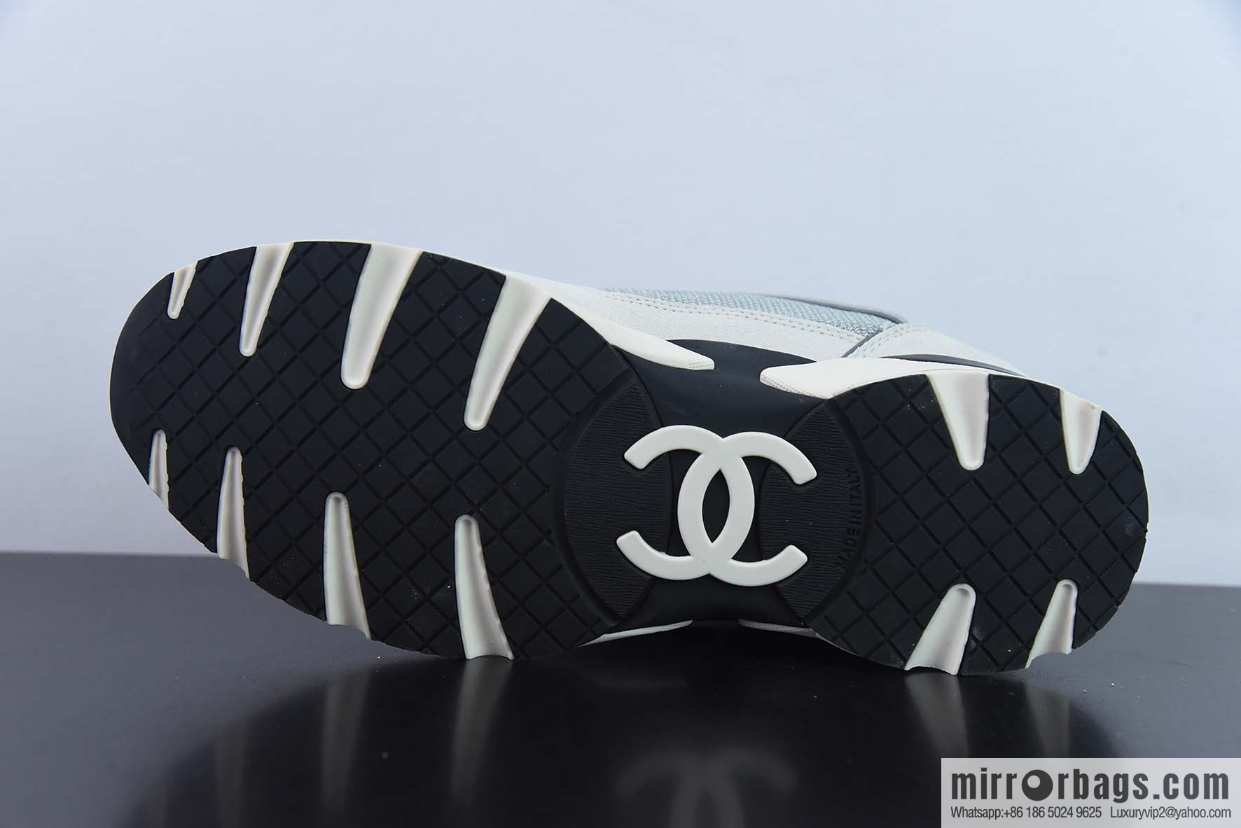 Chanel 2022 top sports series, white gray and black, item number: G39068.