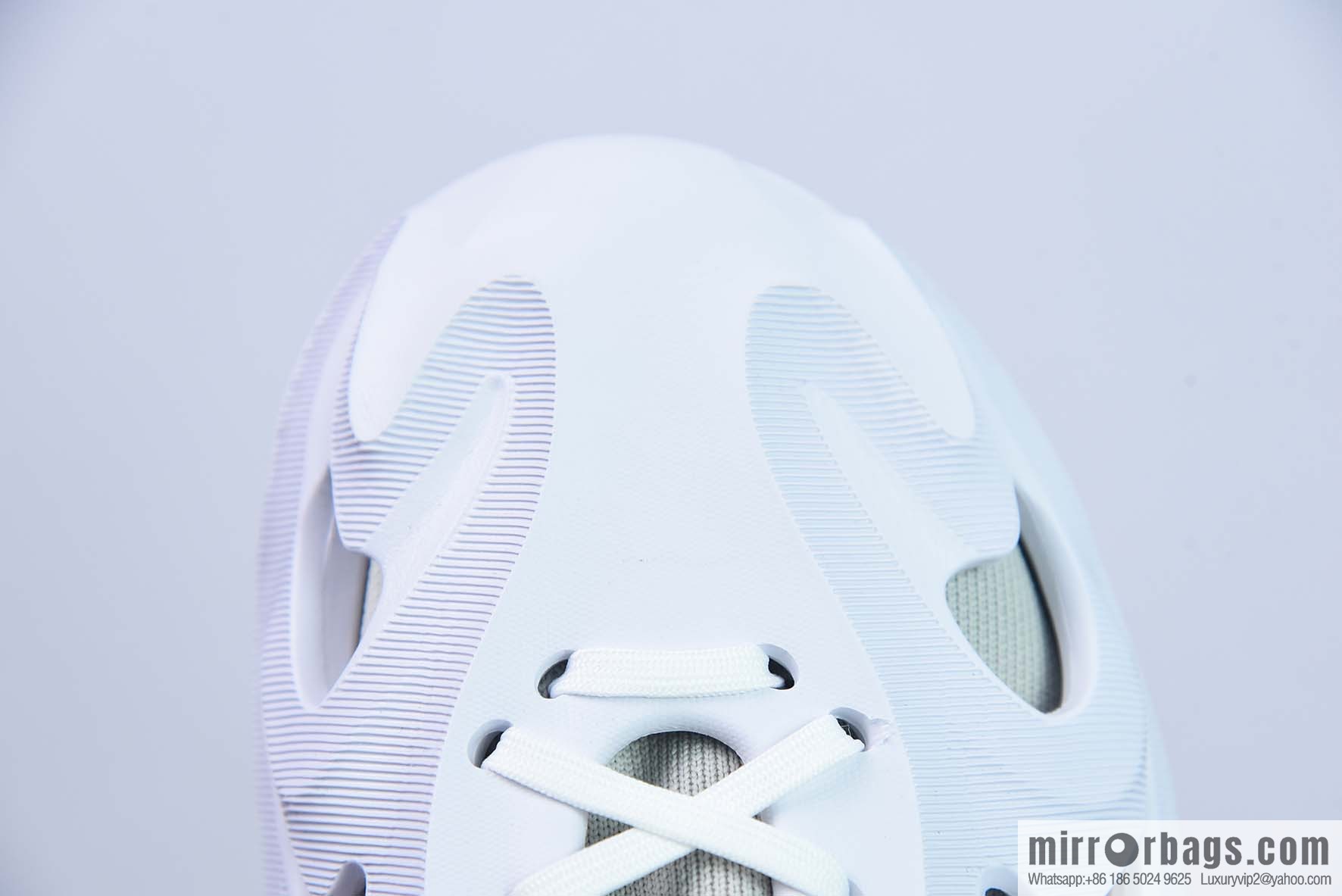 Adi, hole shoes cut-out gray and white Adidas AdiFOM Q Adi's new series of autumn and winter hole shoes, item number: HP6584