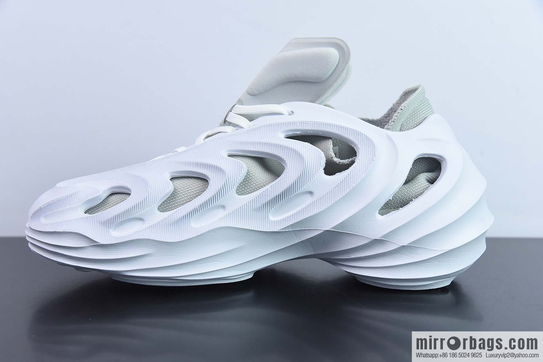 Adi, hole shoes cut-out gray and white Adidas AdiFOM Q Adi's new series of autumn and winter hole shoes, item number: HP6584