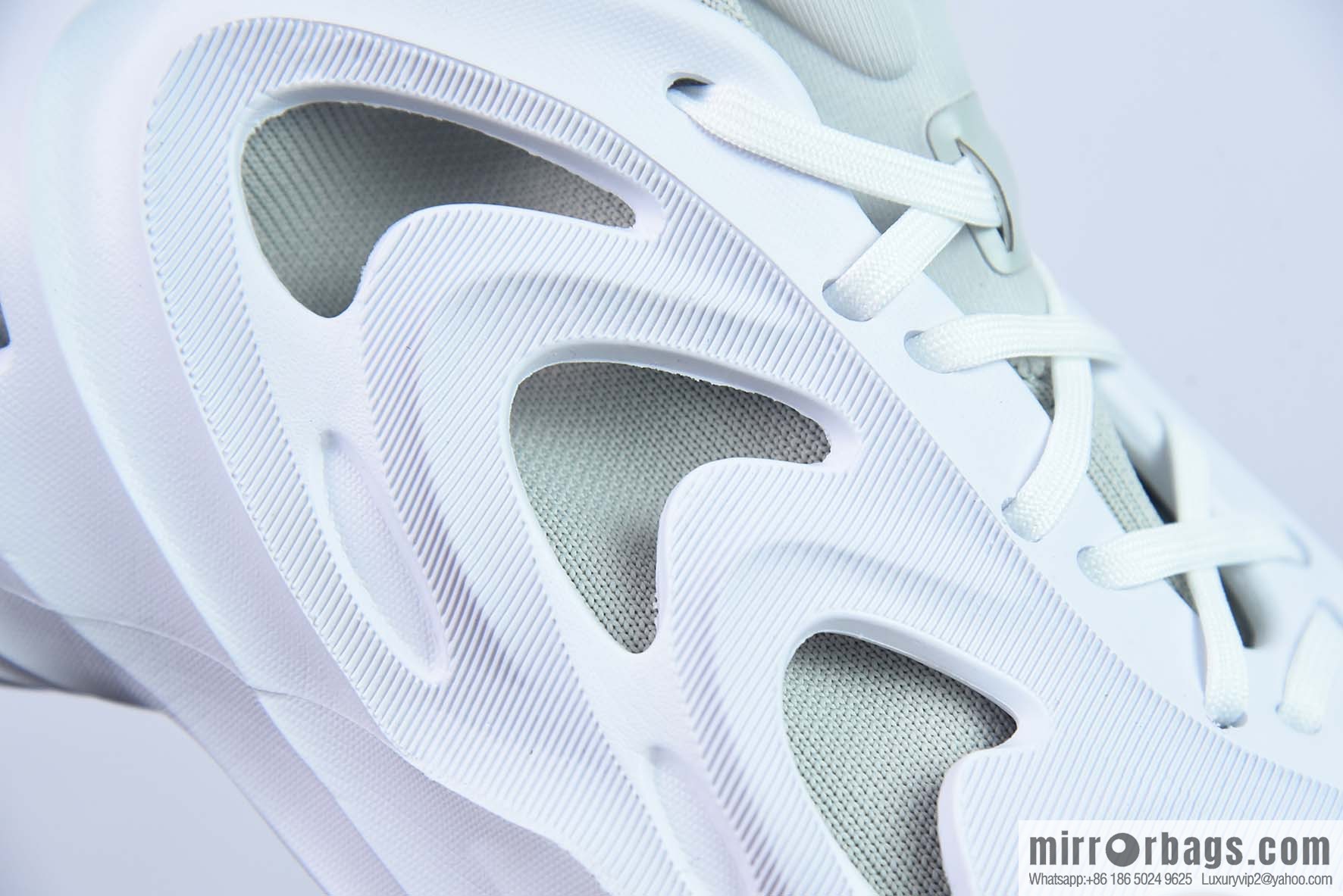 Adi, hole shoes cut-out gray and white Adidas AdiFOM Q Adi's new series of autumn and winter hole shoes, item number: HP6584