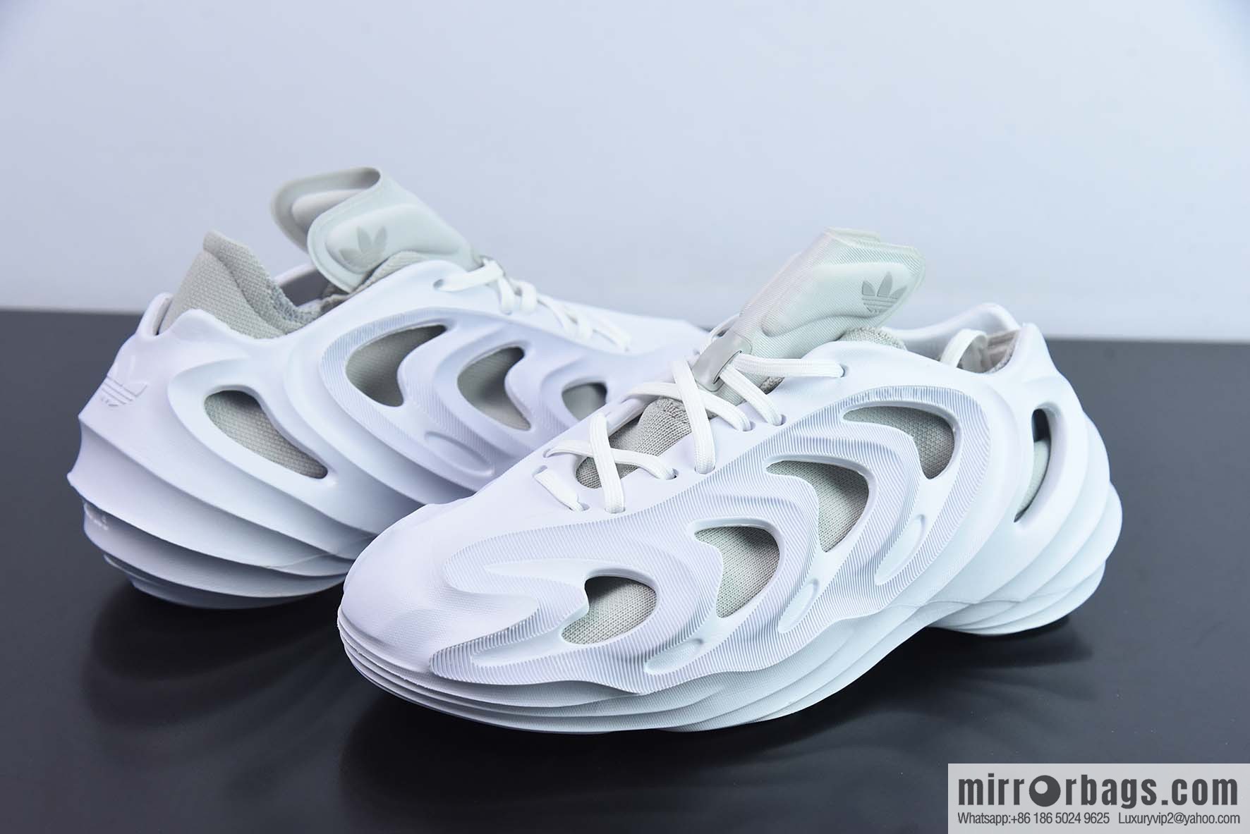 Adi, hole shoes cut-out gray and white Adidas AdiFOM Q Adi's new series of autumn and winter hole shoes, item number: HP6584