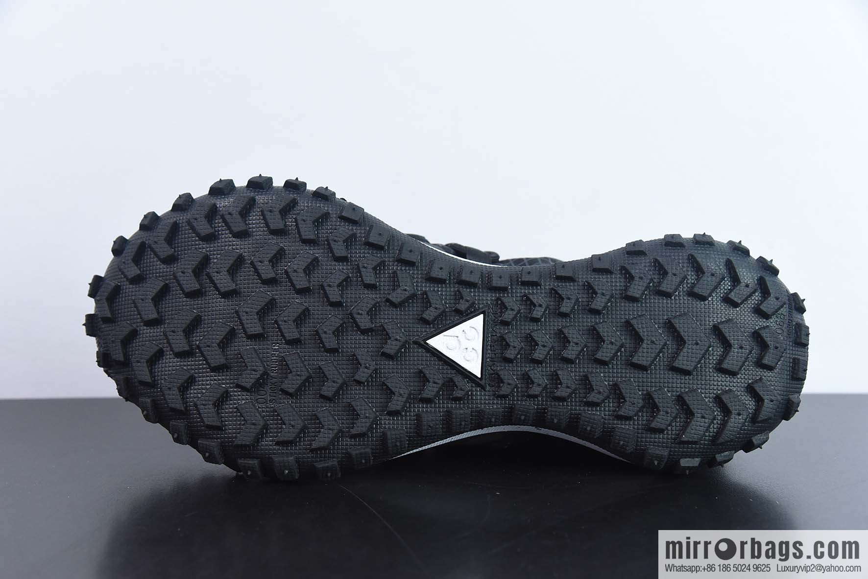Nike ACG Mountain Flying Low GORE-TEX Outdoor Mountaineering sneakers/black and white, item number: DD4565-001