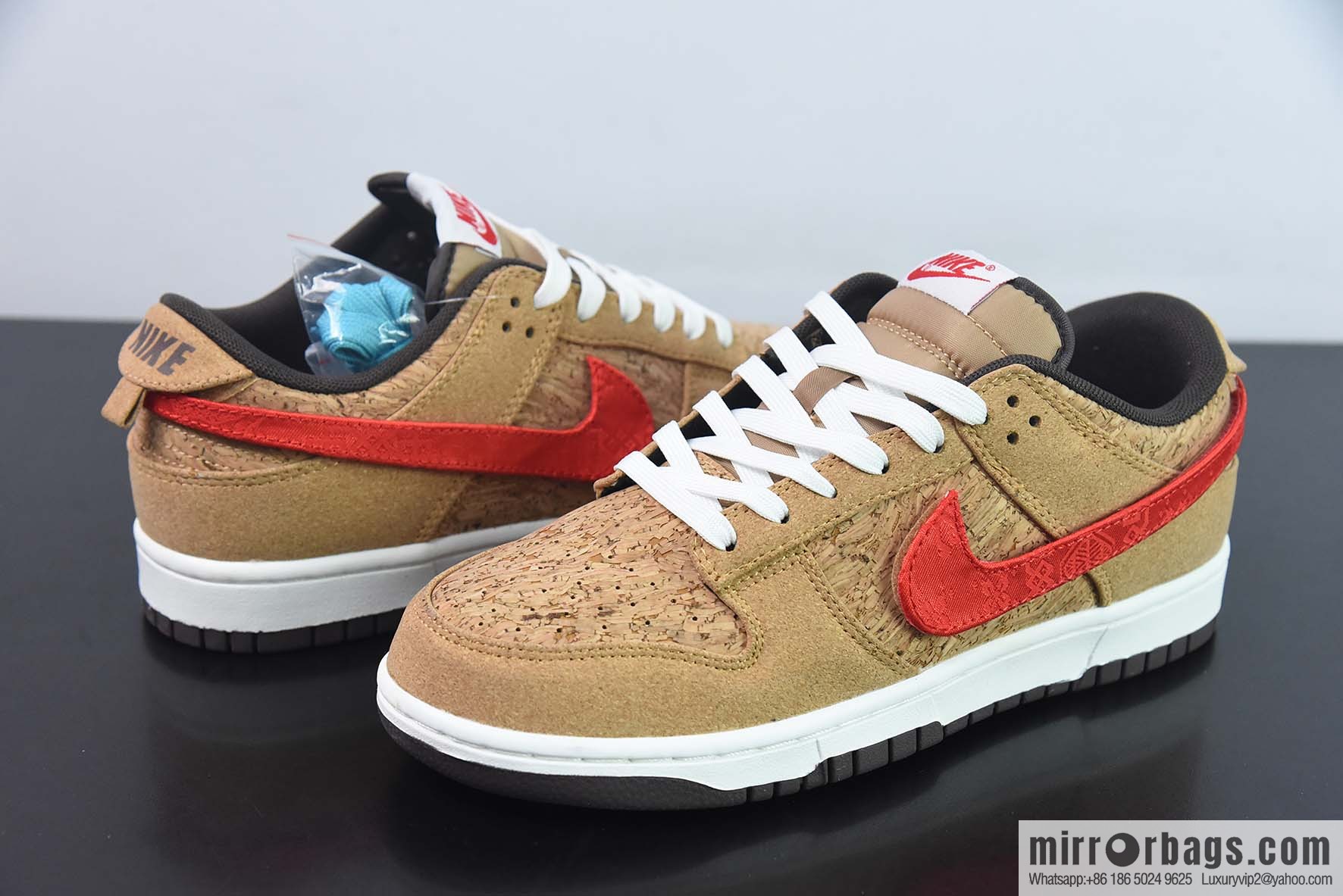 NK SB Dunk Low 20th Anniversary, Joint Cork Hook Replacement Low Top Sneakers Part Number: FN0317-121