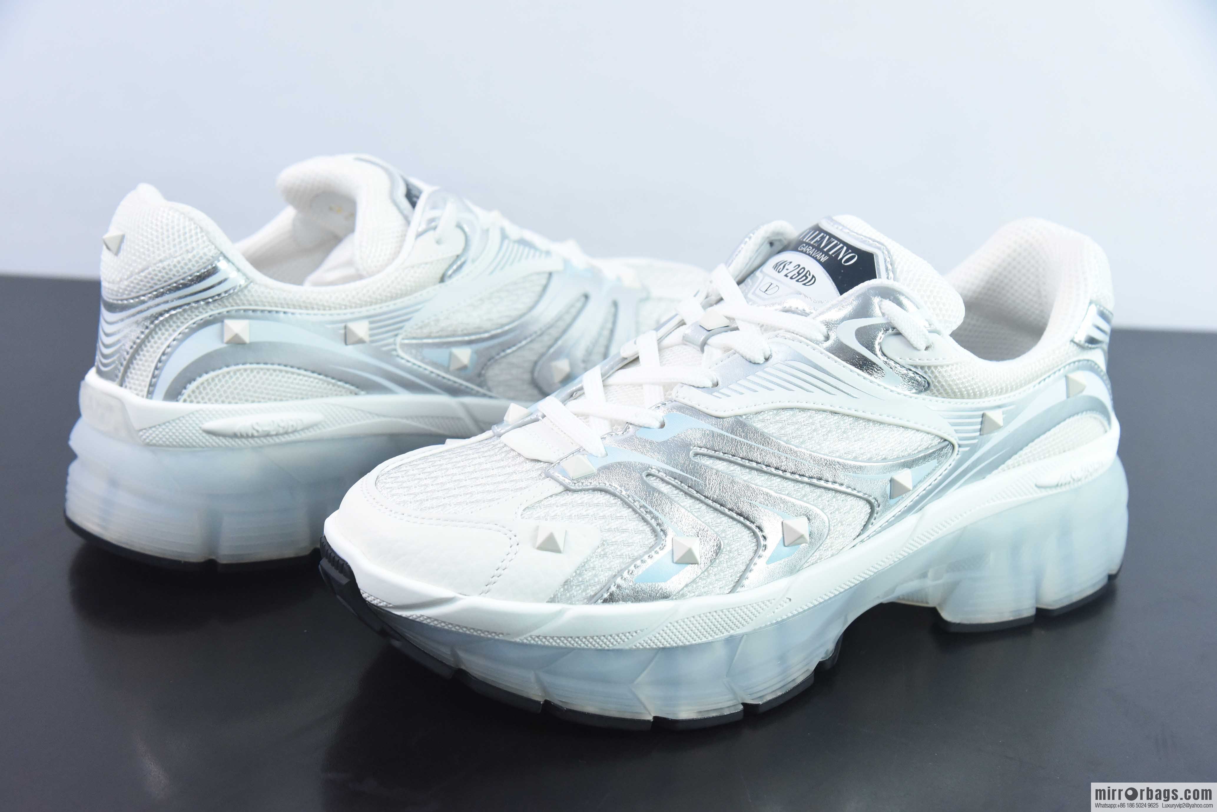 Valentino/Valentino Garavani MS-2960 Low-top Sneaker Rivet Series Low Help Thick Bottom Daddy Wind Increase Versatile Casual sneakers