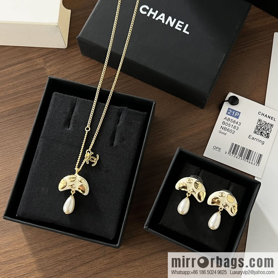New βοΈ Chanel mushroom π pearl stud earrings necklace