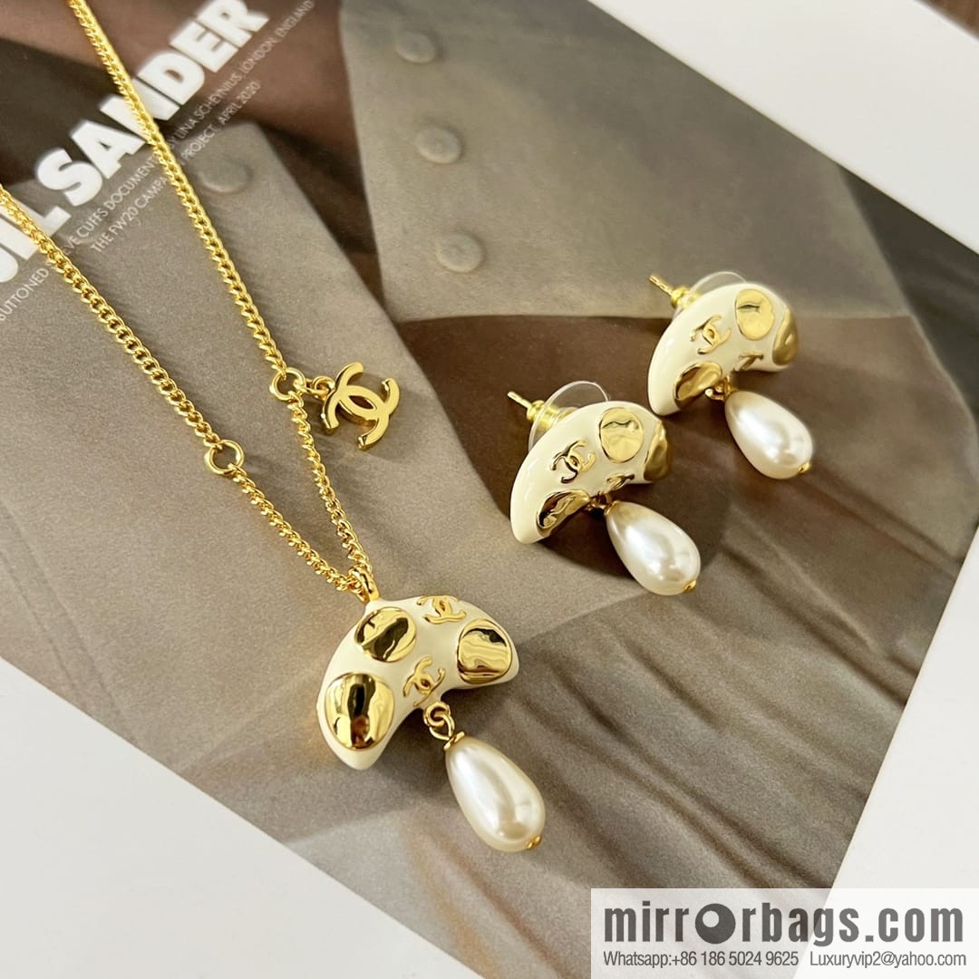 New βοΈ Chanel mushroom π pearl stud earrings necklace