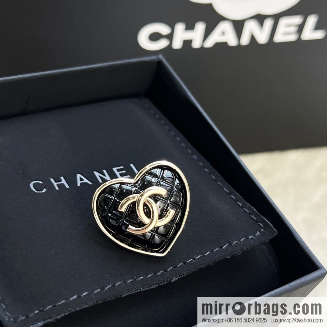 New ☑️ Chanel double c peach heart brooch