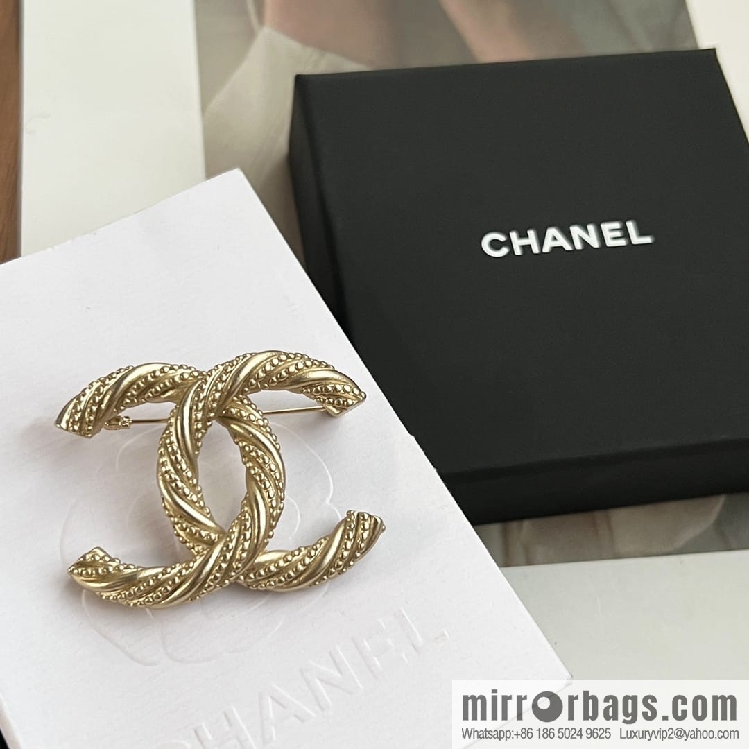 New ☑️ Chanel gold double c brooch