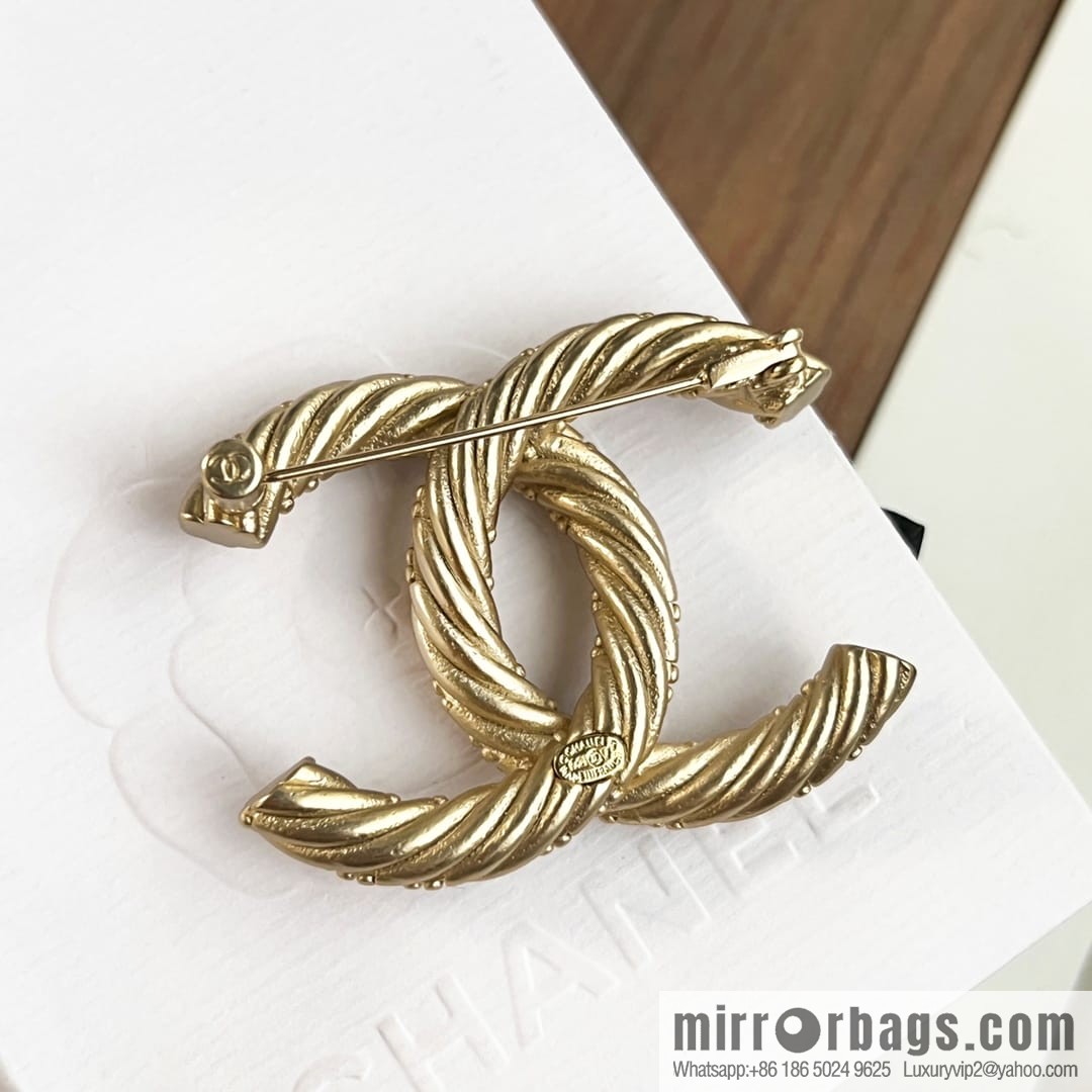 New ☑️ Chanel gold double c brooch