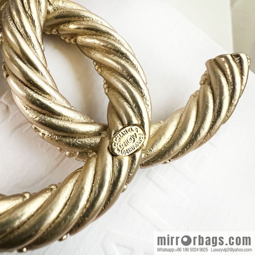 New ☑️ Chanel gold double c brooch