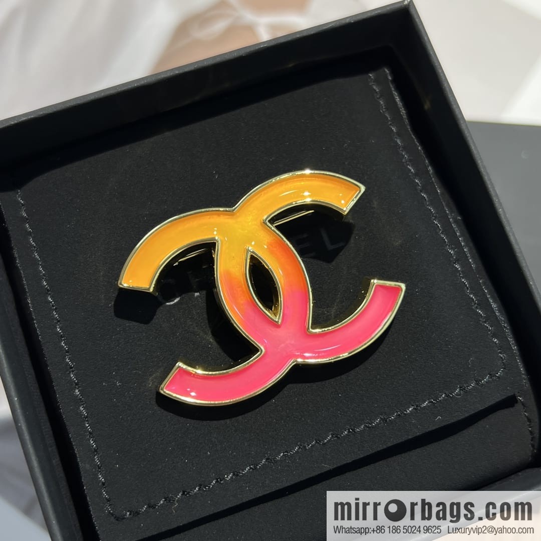 New ☑️ Chanel double c gradual change pink brooch