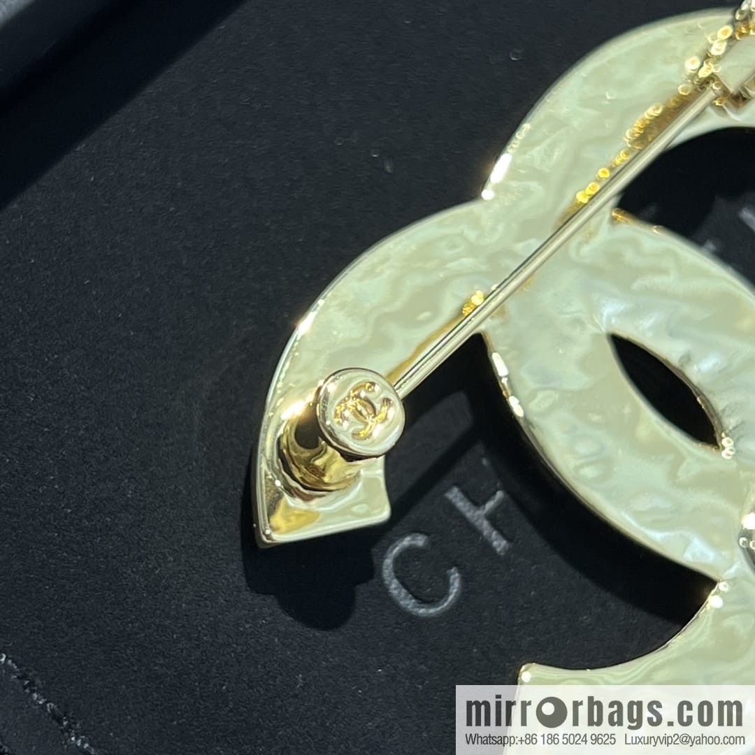 New ☑️ Chanel double c gradual change pink brooch