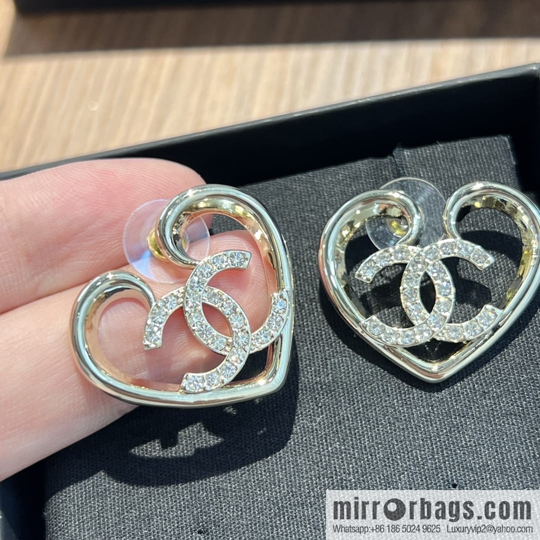 New ☑️ Chanel c1 double c cut-out peach heart love stud earrings