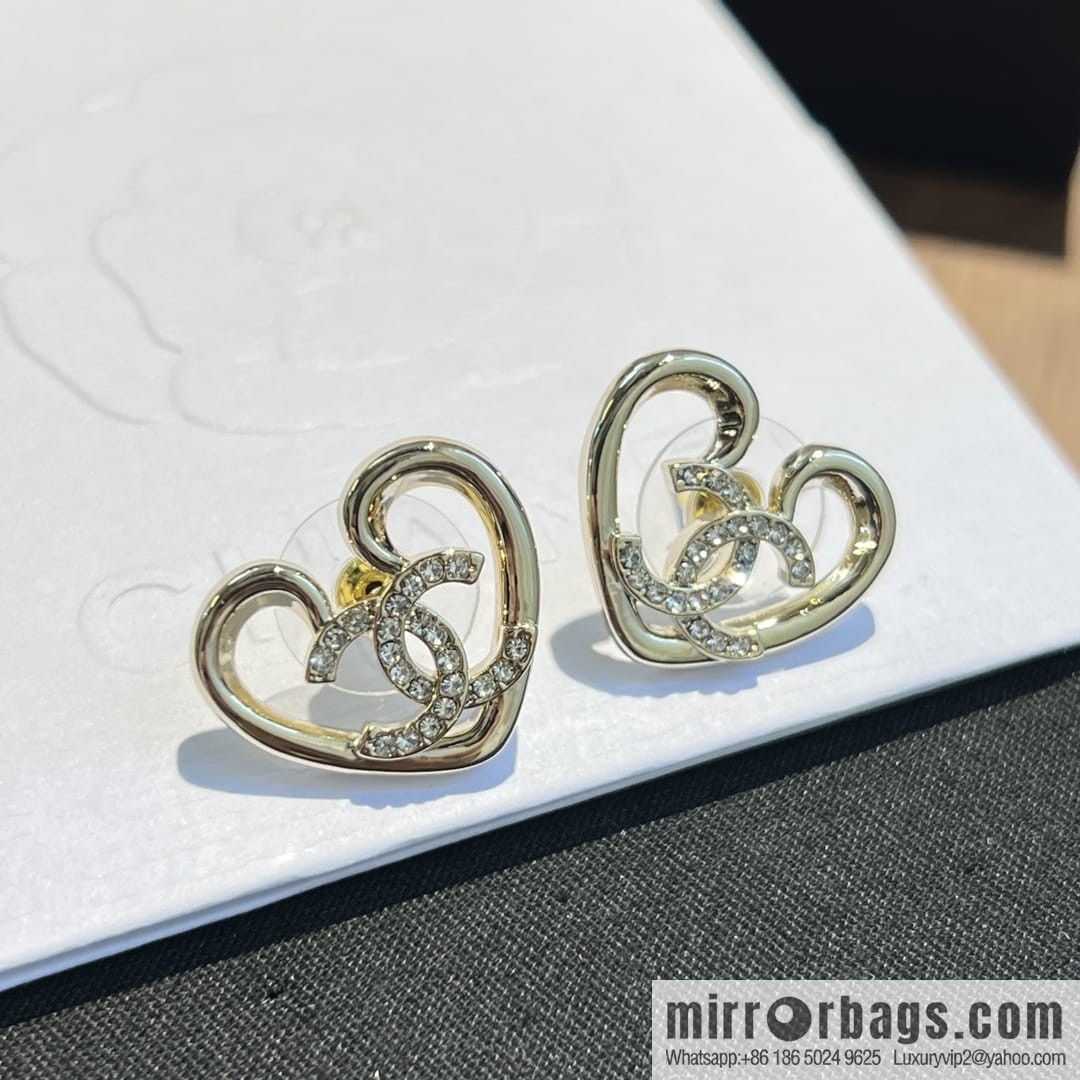 New ☑️ Chanel c1 double c cut-out peach heart love stud earrings