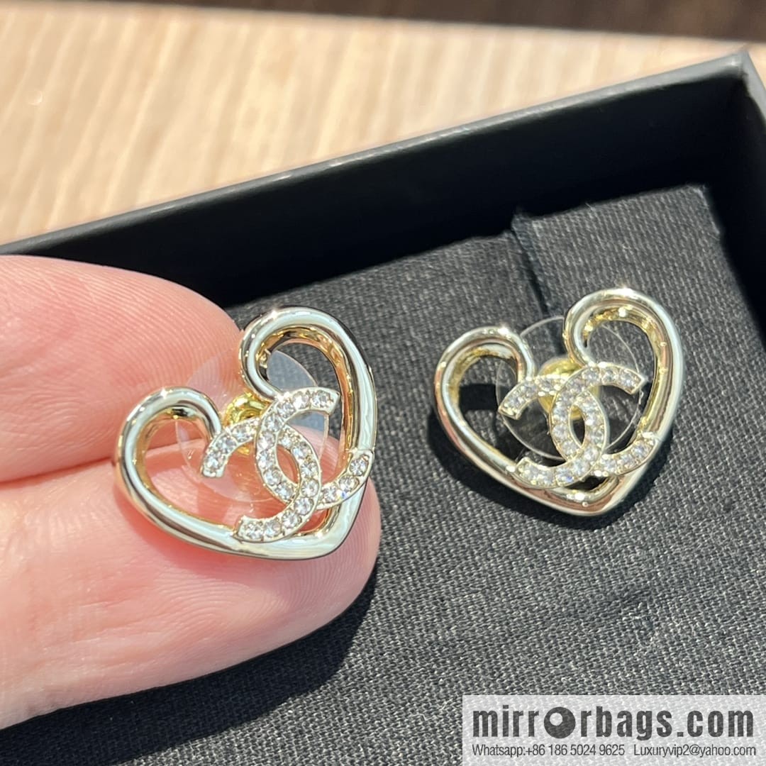 New ☑️ Chanel c1 double c cut-out peach heart love stud earrings