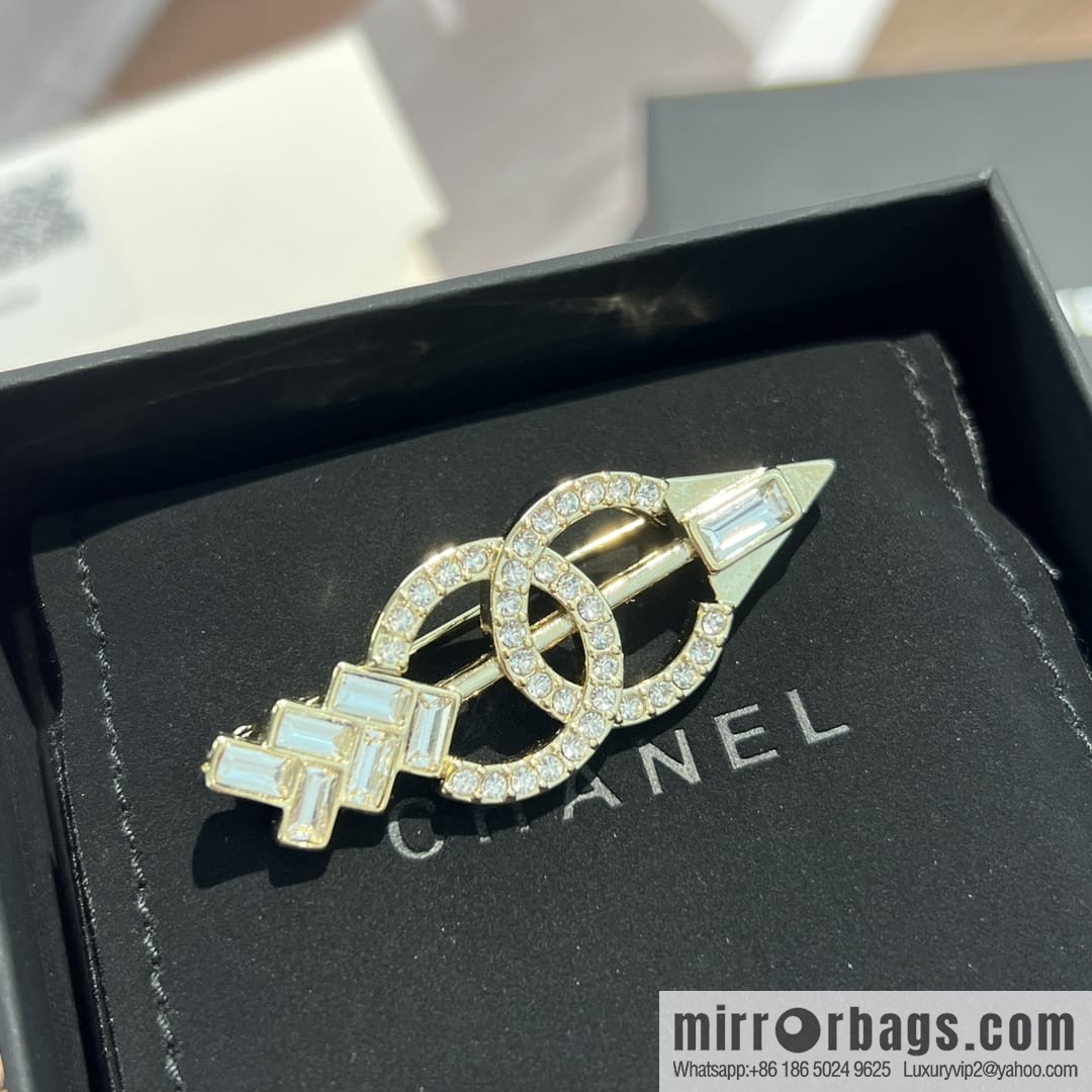 New ☑️ Chanel double c arrow brooch