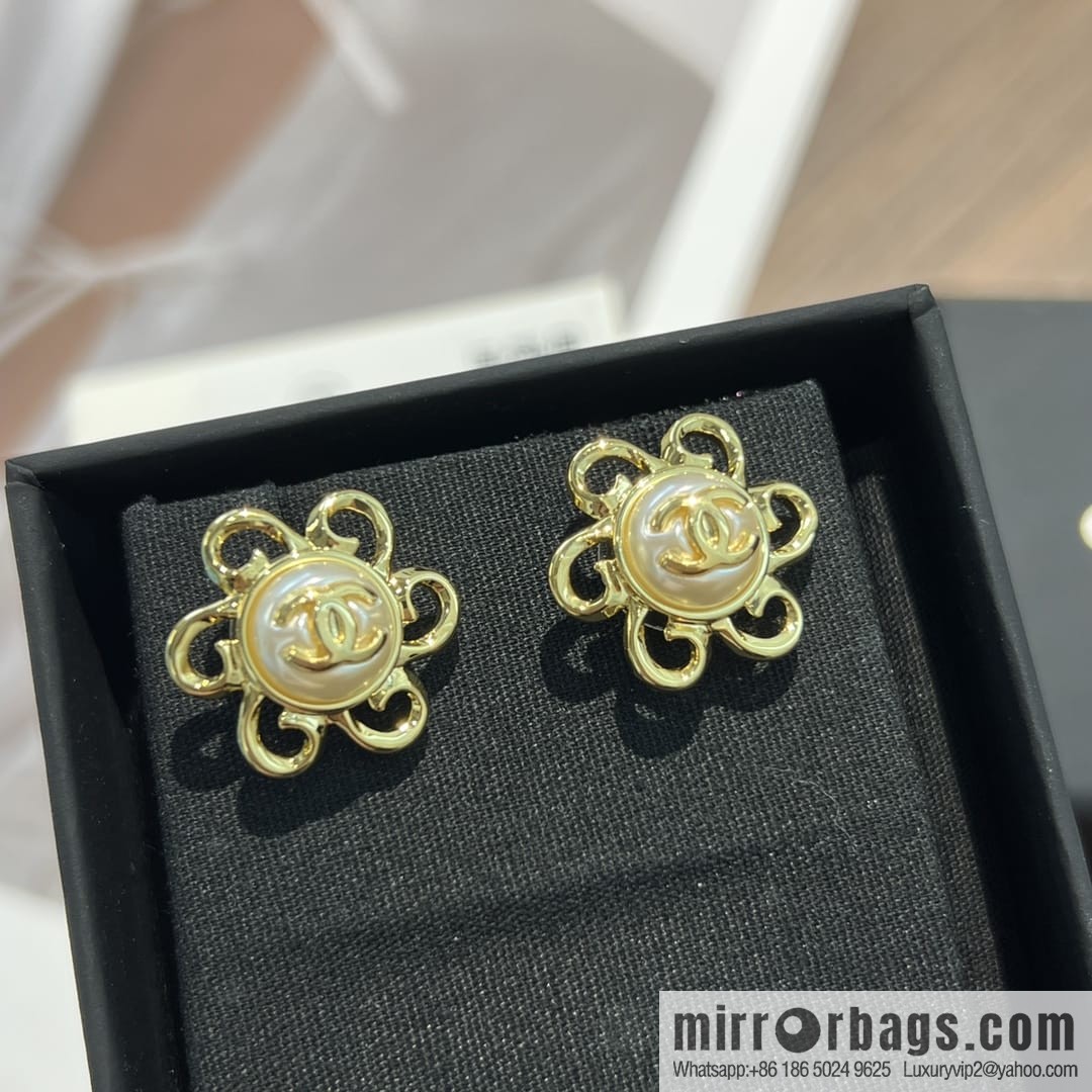New ☑️ Chanel c1 double c gold flower stud earrings