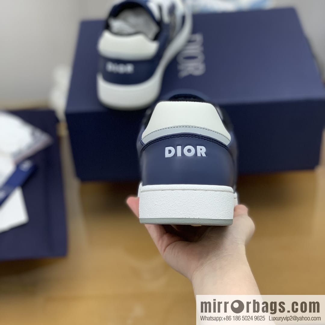Dior uses black smooth cow leather (fabric) carefully made men's low-top sneakers