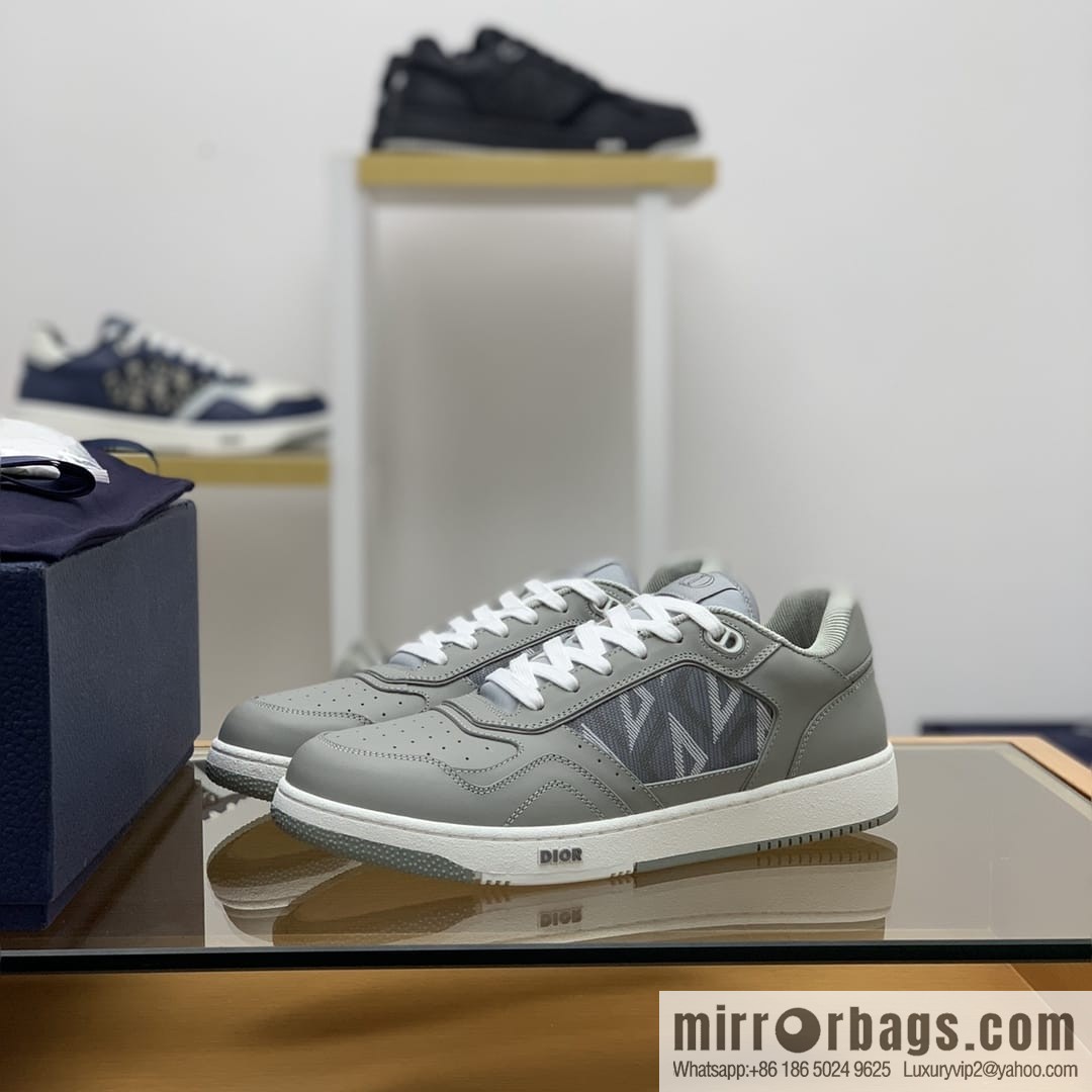Dior uses black smooth cow leather (fabric) carefully made men's low-top sneakers