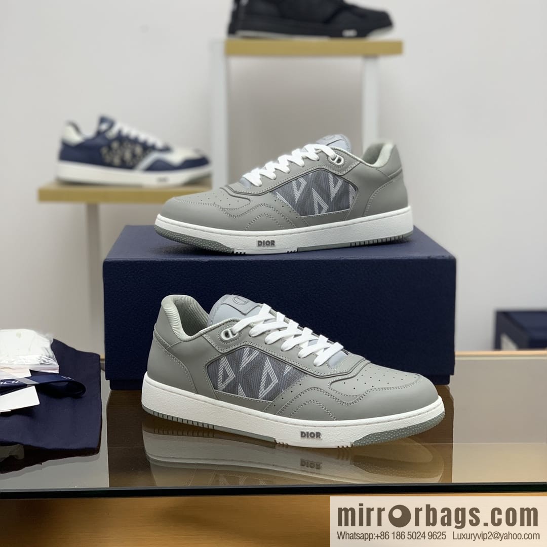 Dior uses black smooth cow leather (fabric) carefully made men's low-top sneakers