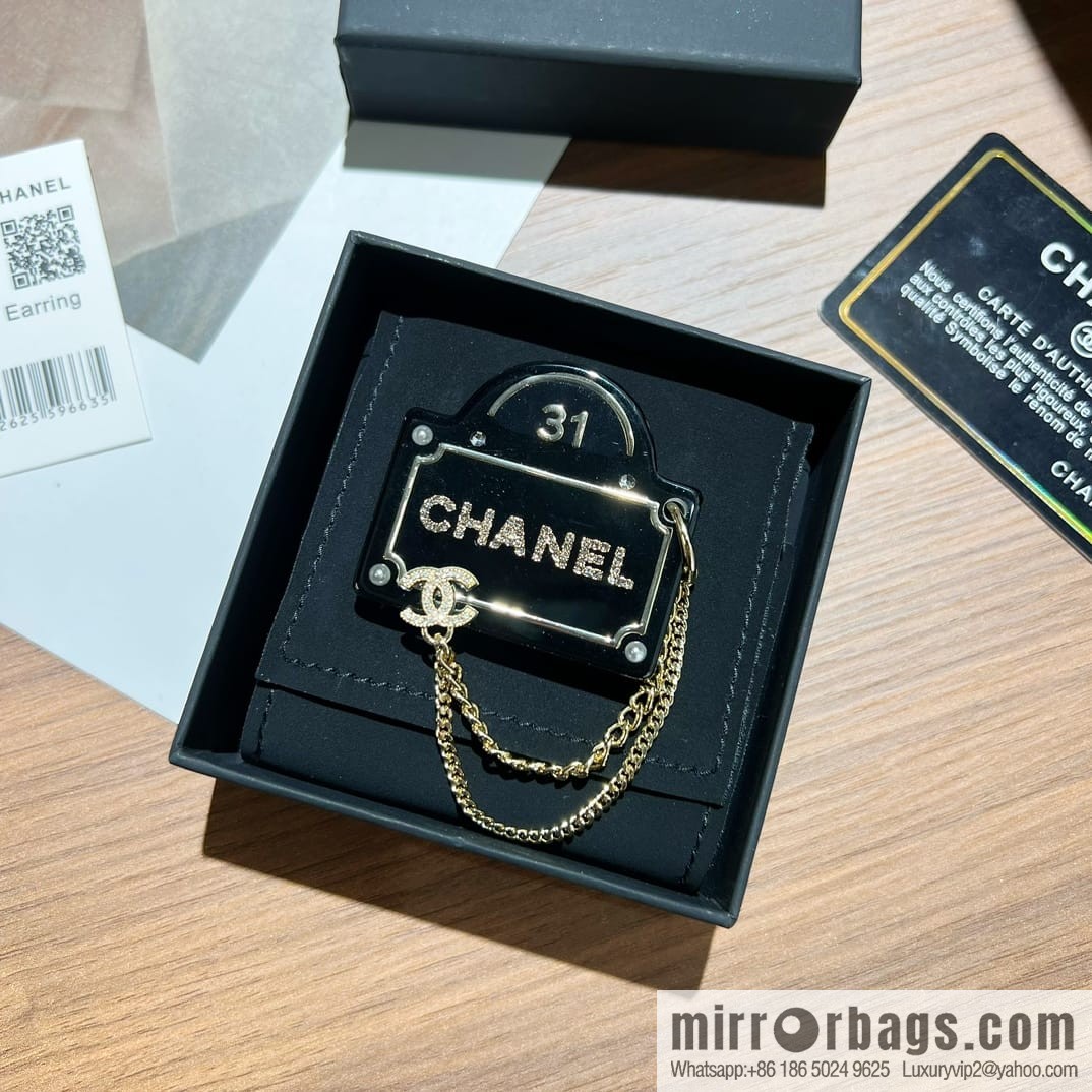 New ☑️ Chanel black brooch chain strap shopping bag brooch