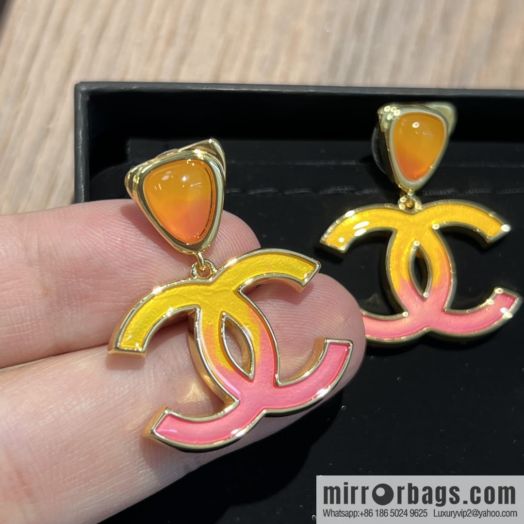 New ☑️ Chanel c2 double c gradual change pink stud earrings