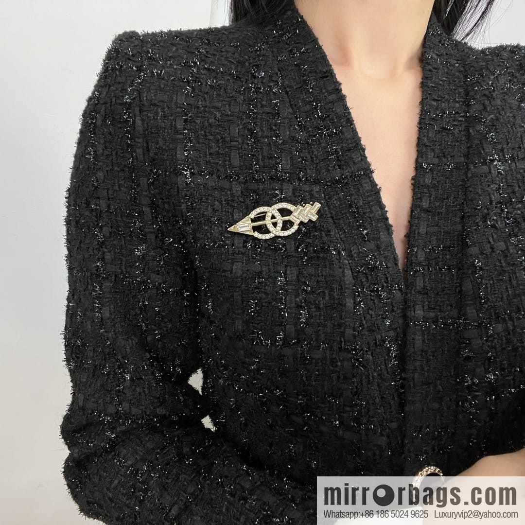New ☑️ Chanel double c arrow brooch