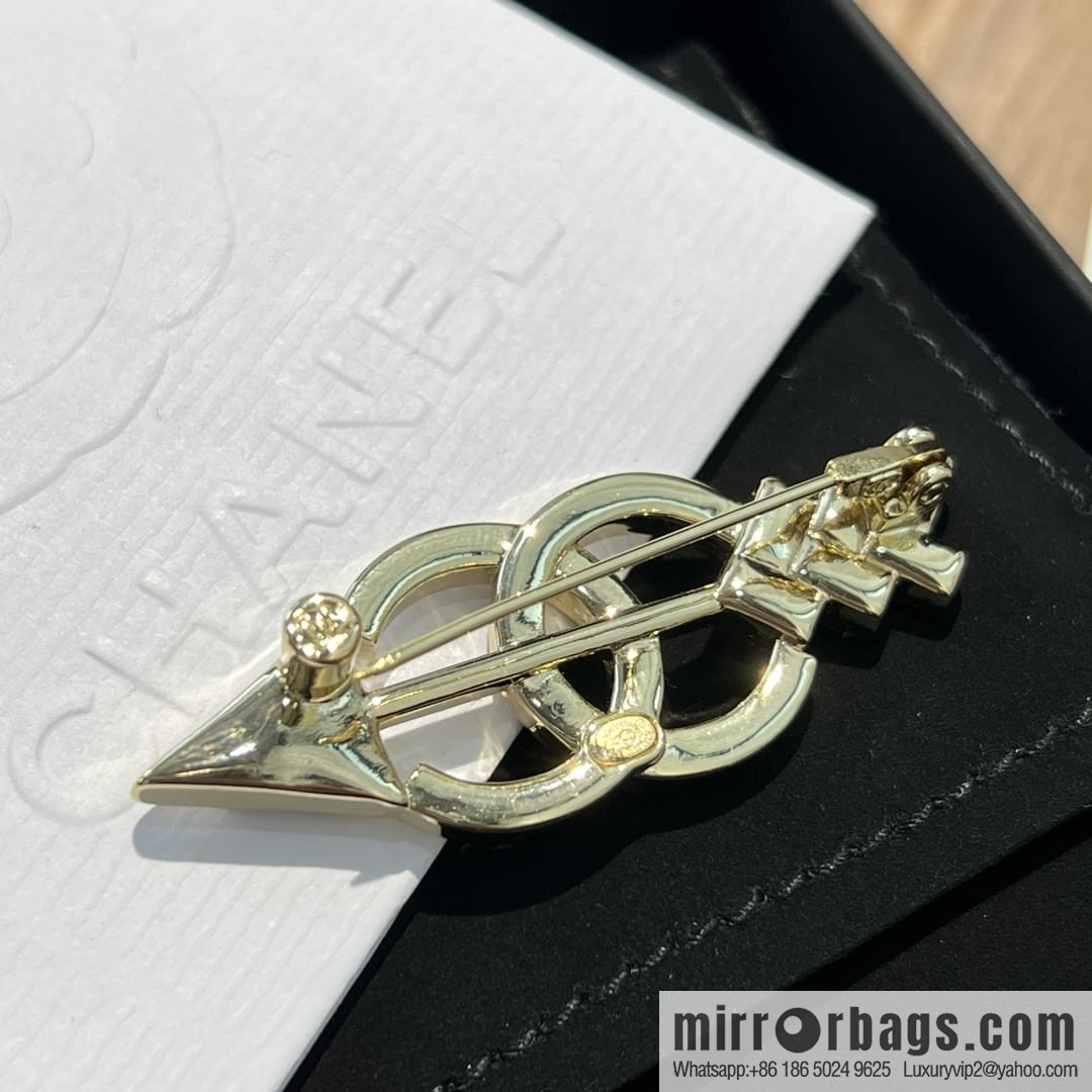 New ☑️ Chanel double c arrow brooch