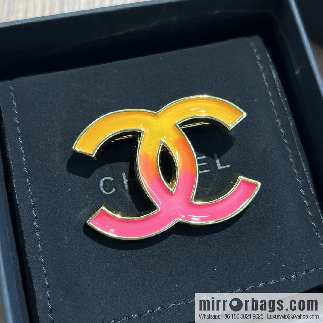 New ☑️ Chanel double c gradual change pink brooch