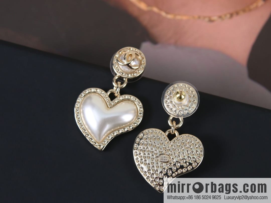 New ☑️ Chanel c2 double c peach heart love stud earrings