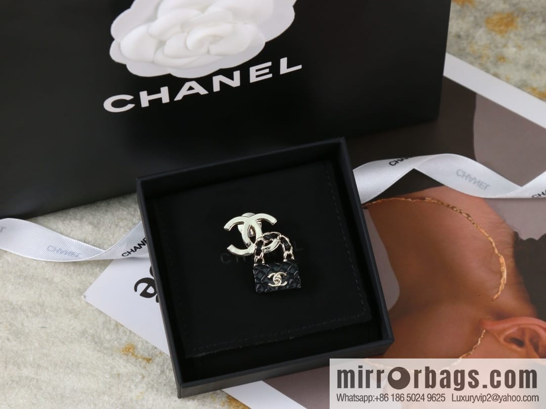 New ☑️ Chanel double c lock bag brooch
