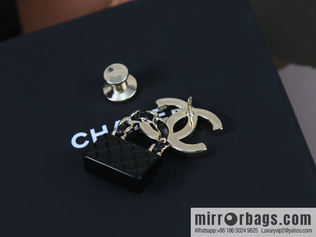 New ☑️ Chanel double c lock bag brooch