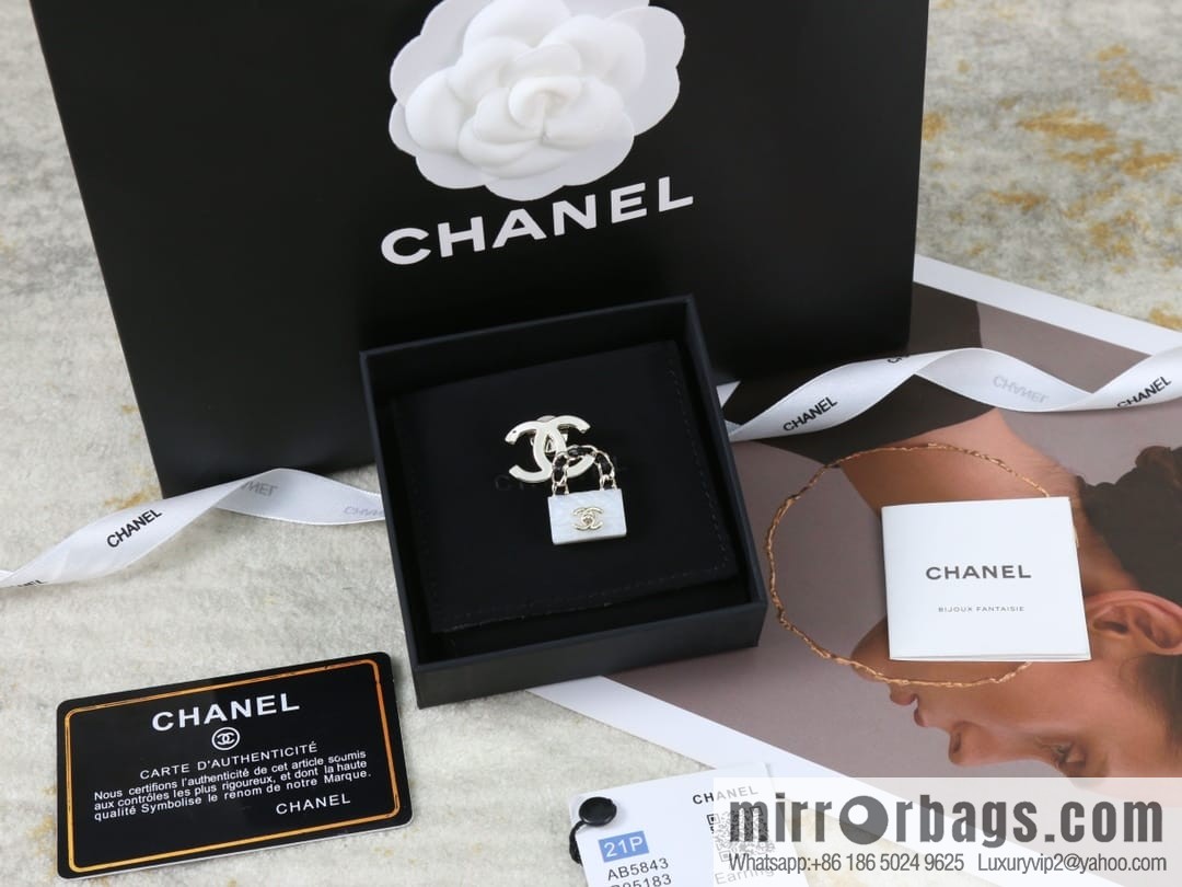 New ☑️ Chanel double c lock bag brooch