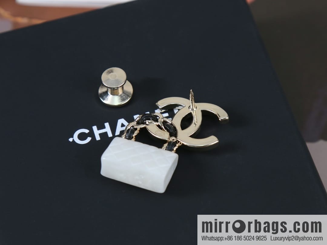 New ☑️ Chanel double c lock bag brooch