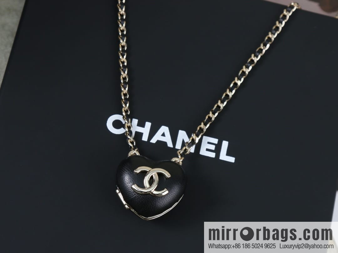 New ☑️ Chanel double c peach heart love mirror necklace