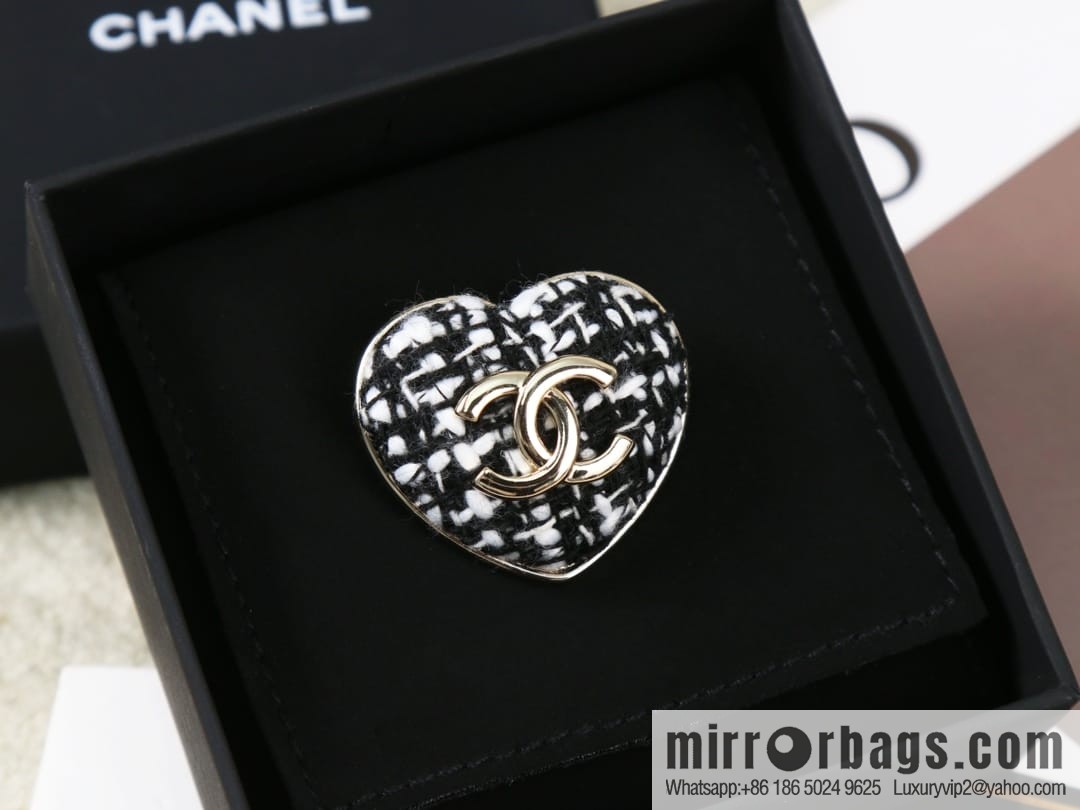 New ☑️ Chanel double c editing wool love peach heart brooch