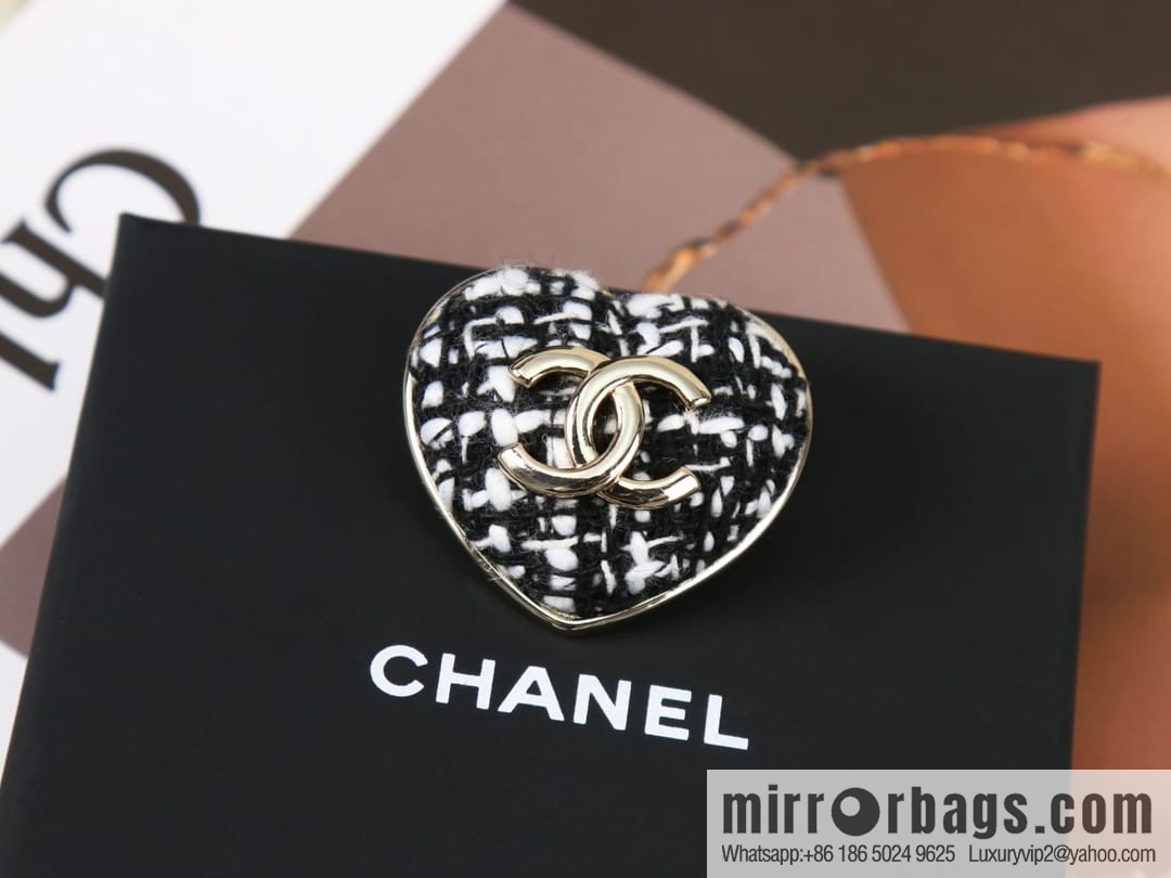 New ☑️ Chanel double c editing wool love peach heart brooch