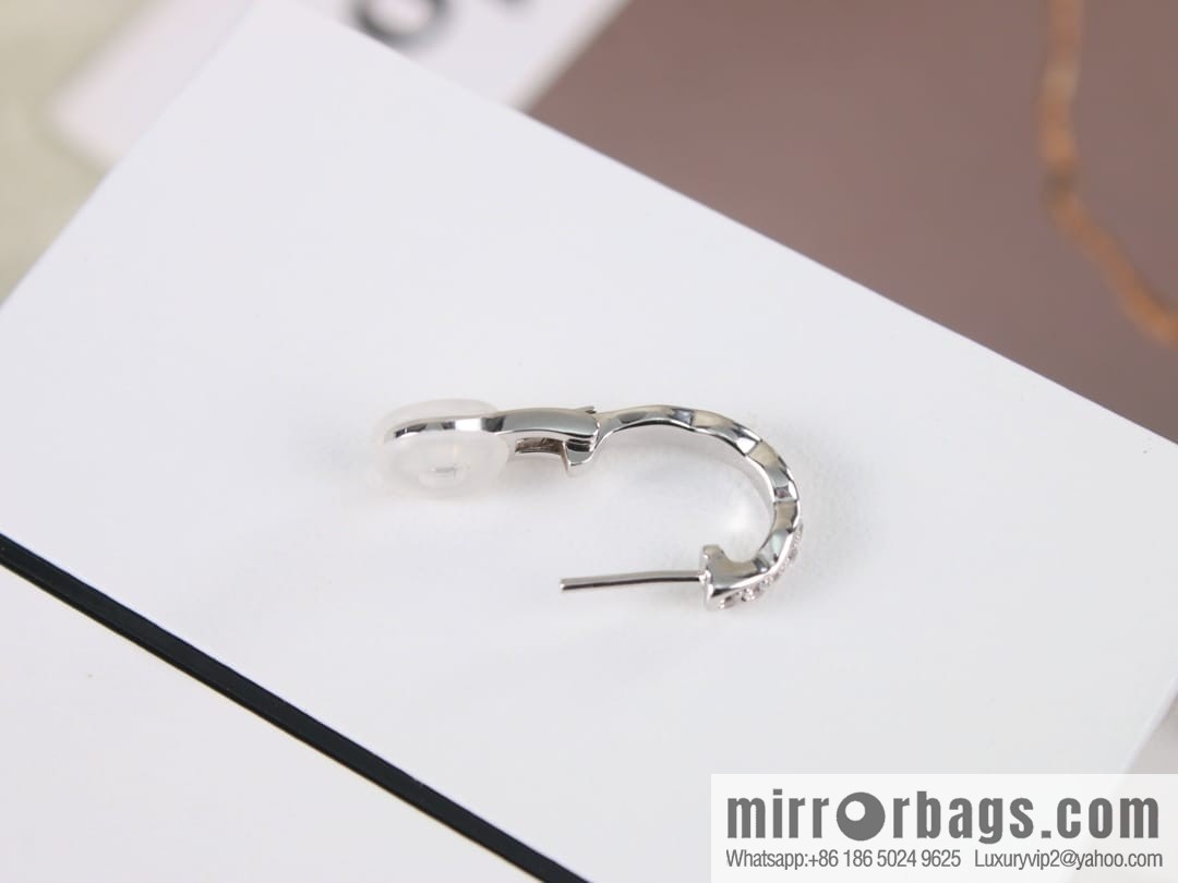 New ☑️ Chanel coco crush series rhombus asymmetric stud earrings