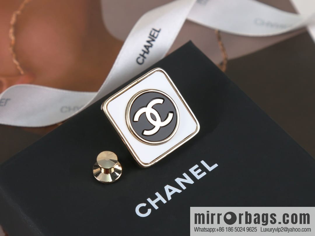 New ☑️ Chanel double c square brooch