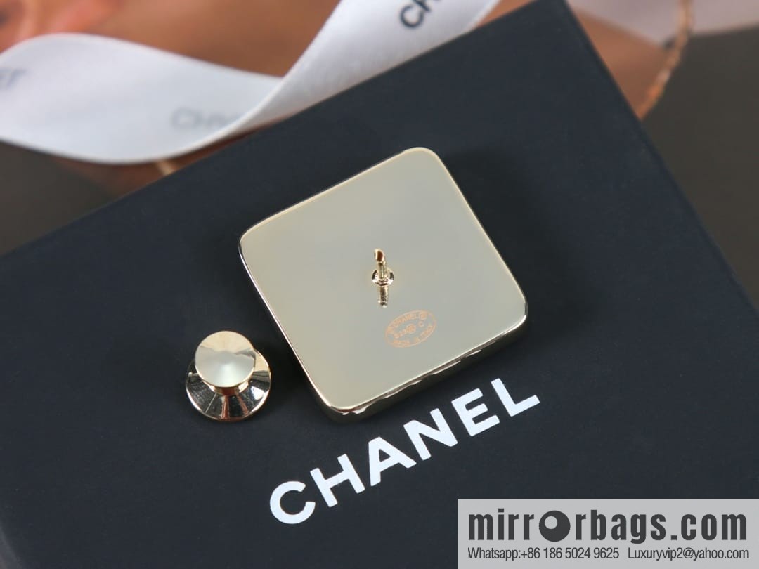 New ☑️ Chanel double c square brooch