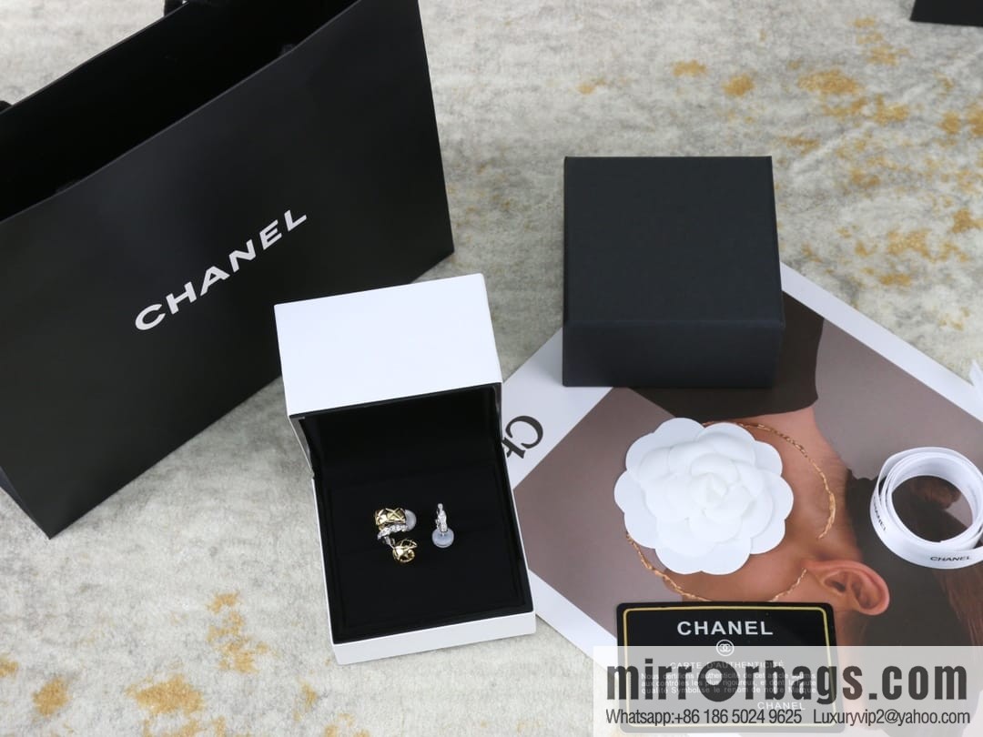 New ☑️ Chanel coco crush series rhombus asymmetric stud earrings