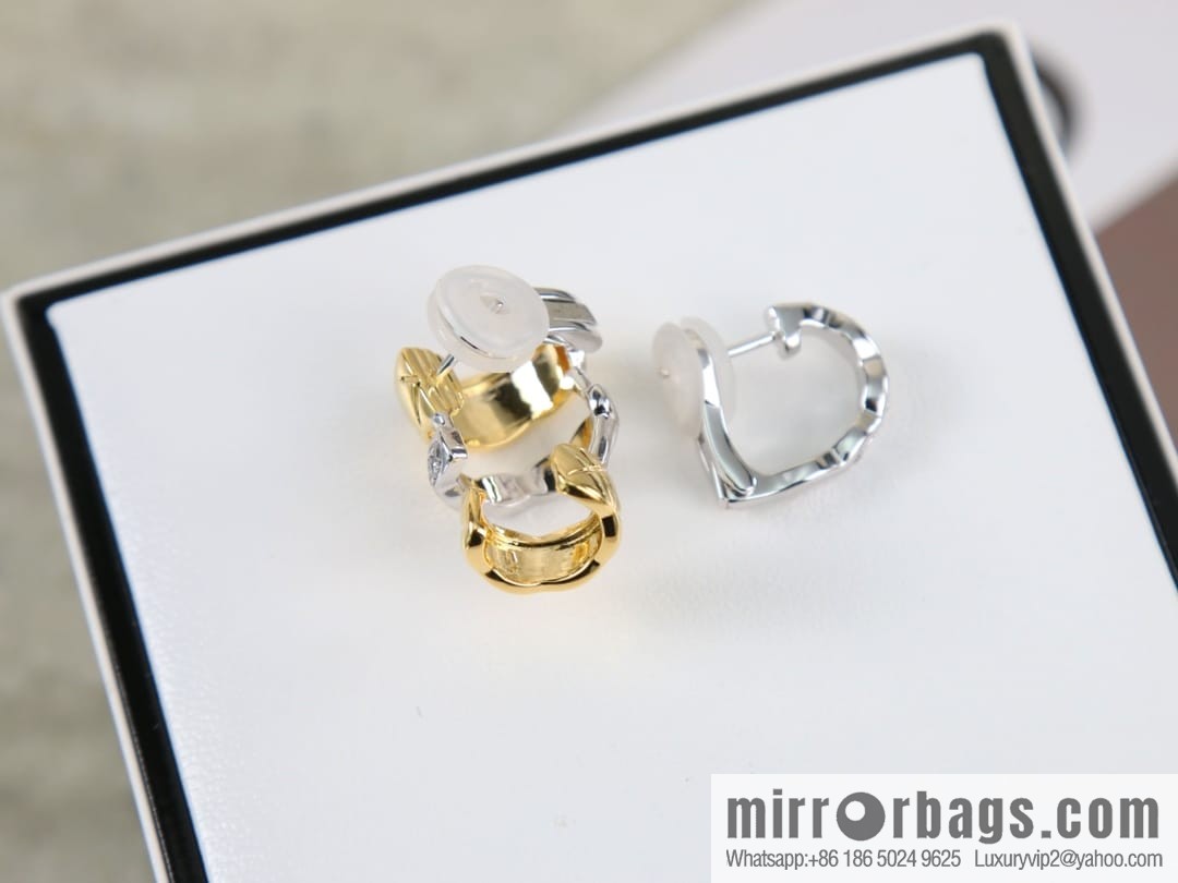 New ☑️ Chanel coco crush series rhombus asymmetric stud earrings
