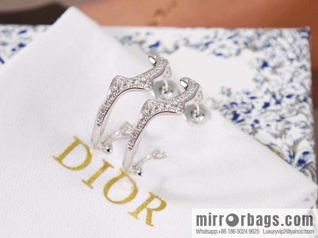 New ☑️ Dior full diamond vine stud earrings