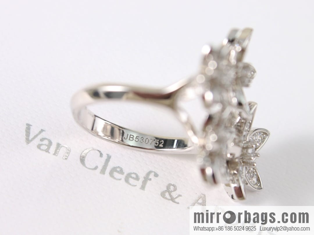Van Cleef & Arpels lotus ring