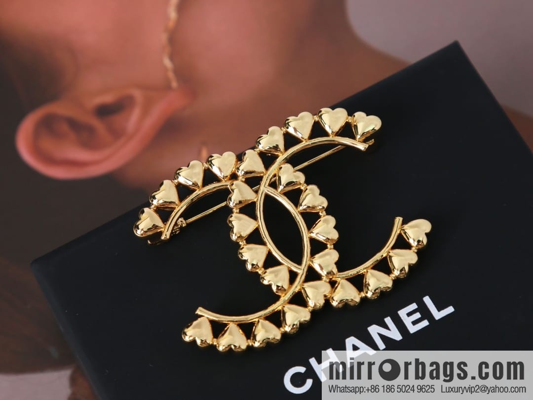 New ☑️ Chanel gold brooch