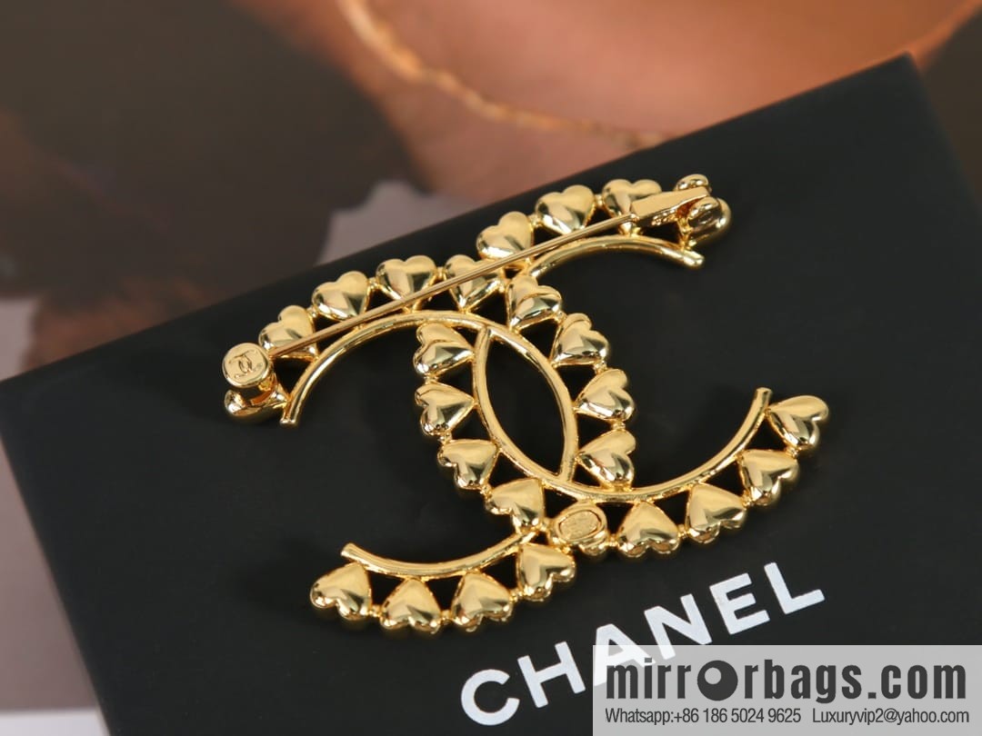 New ☑️ Chanel gold brooch